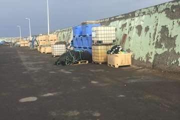 Imágenes del vertedero en que se ha convertido el muelle de Taliarte, en unas imágenes tomadas ayer sábado por un lector de TELDEACTUALIDAD.