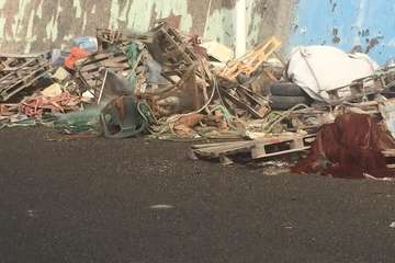 Imágenes del vertedero en que se ha convertido el muelle de Taliarte, en unas imágenes tomadas ayer sábado por un lector de TELDEACTUALIDAD.