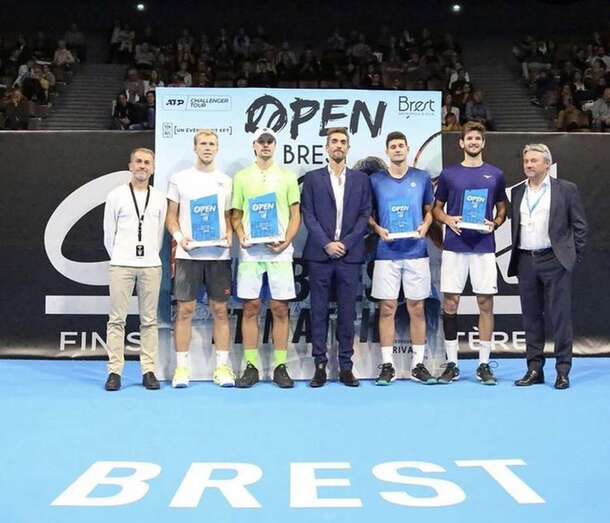 El tenista teldense David Vega (3Âº por la izquierda) con su trofeo de subcampeón (Foto TA)