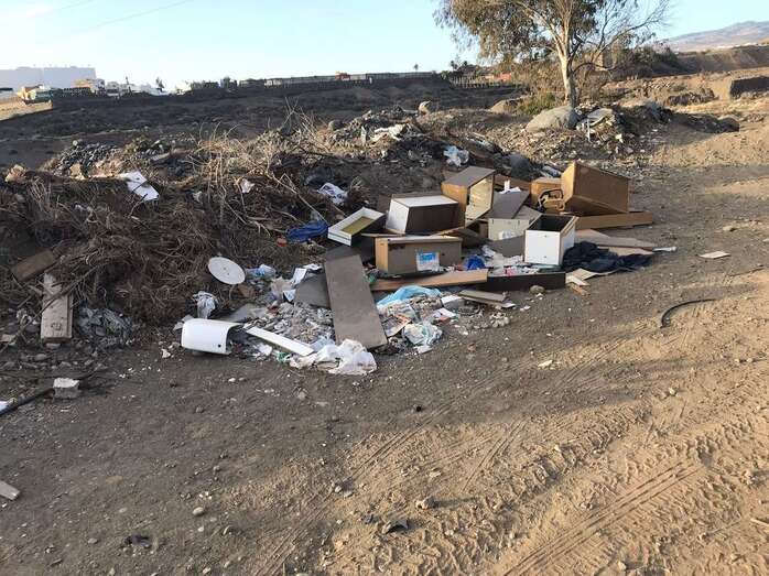 Imagen de uno de los vertidos de basuras y escombros que se localizan en el Barranco Real (Foto TA)
