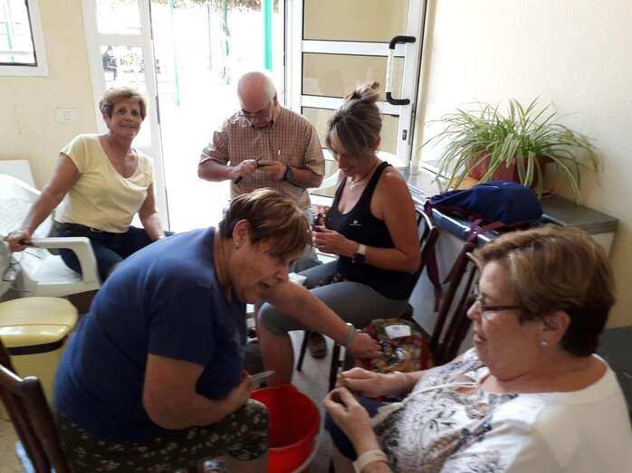Vecinos preparando las castañas que serán asadas esta noche en el Valle de los Nueve (Foto TA)