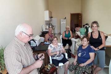 Preparando las castañas para la Noche de Finaos (Foto TA)