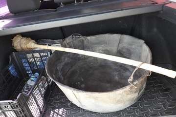 Preparando las castañas para la Noche de Finaos (Foto TA)