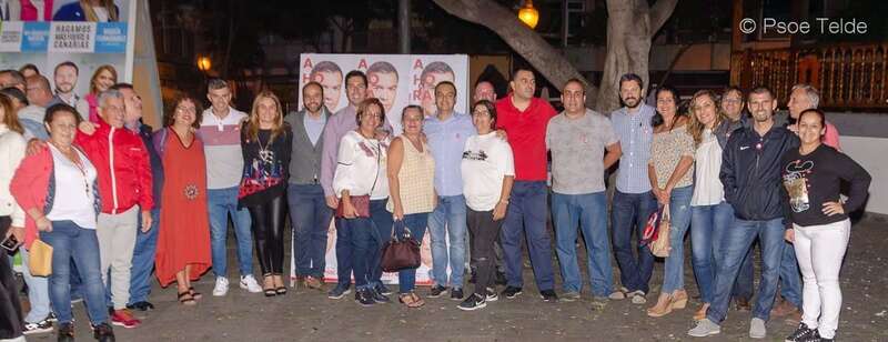 Militantes y cargos del PSOE, anoche en la plaza de Los Llanos de Telde (Foto TA)