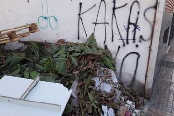 Solar convertido en un vertedero en Clavellinas, en la costa de Telde (Foto TA)