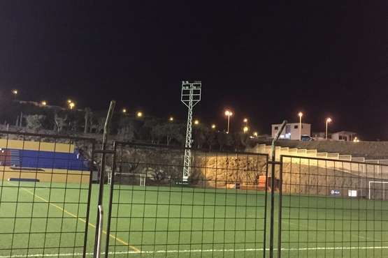  Dos torretas del campo de Melenara, sin luz (Foto TA)