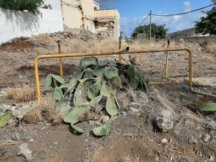 Los hierros que sujetaban los contenedores de basura en Hornos del Rey (Foto TA)