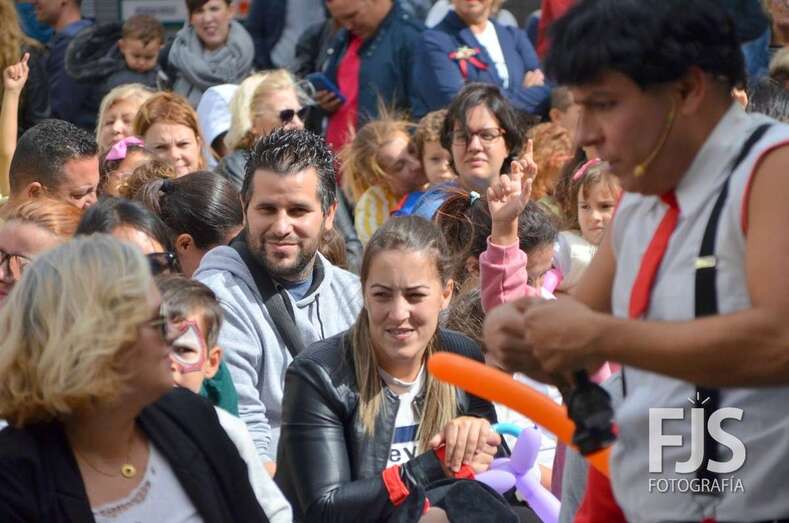 Momento de la actuación del payaso Zapito, este mediodía en Los Llanos (Foto TA)