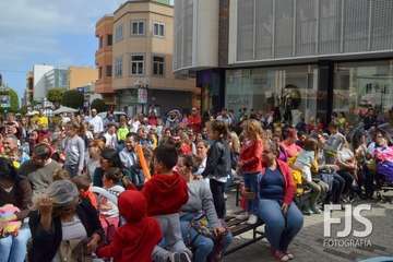 Los Llanos se divierte con las travesuras del payaso Zapito (Foto Francisco Javier Santana)