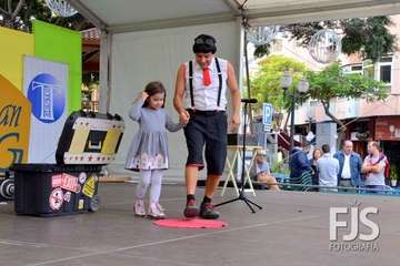 Los Llanos se divierte con las travesuras del payaso Zapito (Foto Francisco Javier Santana)
