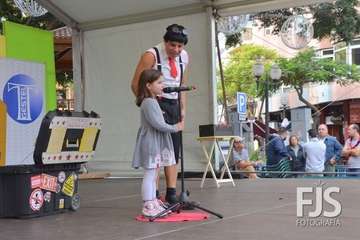 Los Llanos se divierte con las travesuras del payaso Zapito (Foto Francisco Javier Santana)