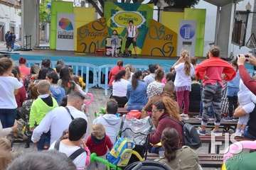 Los Llanos se divierte con las travesuras del payaso Zapito (Foto Francisco Javier Santana)