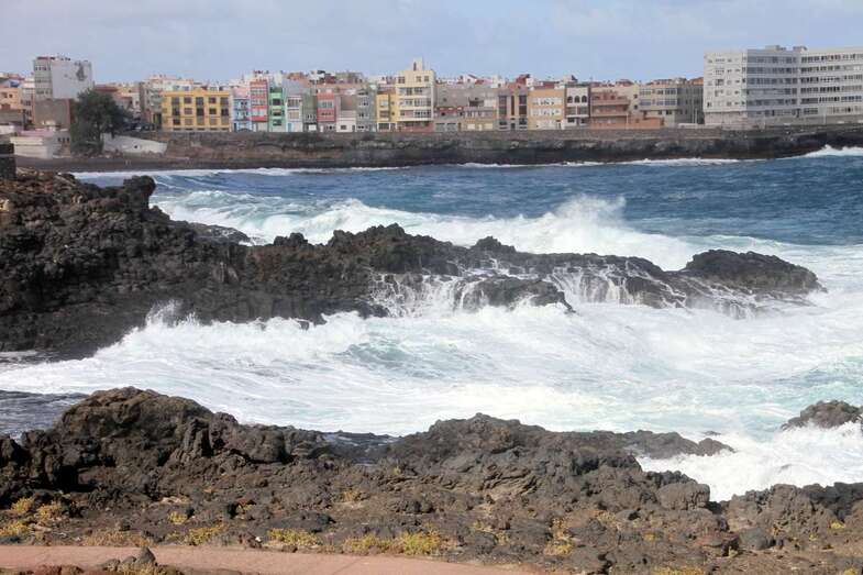 Imagen de las olas rompiendo en la zona de La Garita y el Bufadero (Foto Jesús Ruiz)