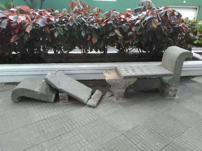 Estado en que quedó el banco de piedra labrada (Foto TA)