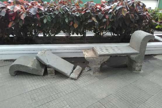 Daños al mobiliario urbano de la plaza de San Antonio (Foto TA)