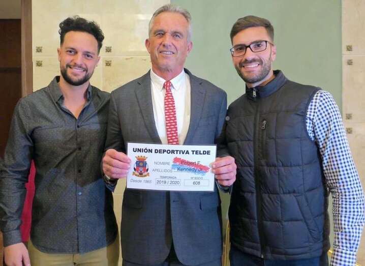 El prestigioso abogado ambientalista Robert F. Kennedy Jr muestra su carnet de socio (Foto UD Telde)