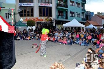 Representación de la obra de títeres El circo de Strómboli en la plaza de Los Llanos (Foto Francisco Javier Santana)