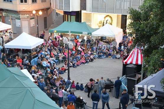 Representación de la obra de títeres El circo de Strómboli en la plaza de Los Llanos (Foto Francisco Javier Santana)