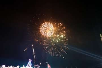 Vistoso espectáculo pirotécnico en el cielo de Telde (Foto Francisco Javier Santana, Jesús Ruiz Mesa y TA)