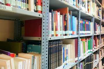 Isaac Mendizabal presenta su investigación sobre el barrio en el Centro Cívico de Jinámar (Foto Francisco Javier Santana)