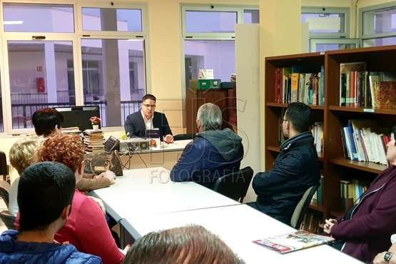 Isaac Mendizabal presenta su investigación sobre el barrio en el Centro Cívico de Jinámar (Foto Francisco Javier Santana)