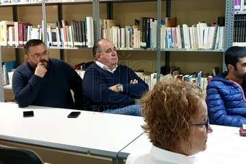 Isaac Mendizabal presenta su investigación sobre el barrio en el Centro Cívico de Jinámar (Foto Francisco Javier Santana)