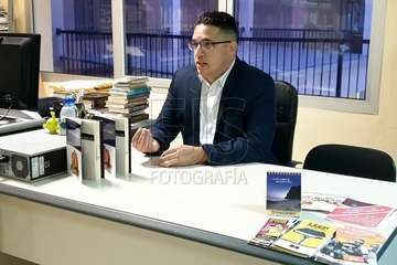 Isaac Mendizabal presenta su investigación sobre el barrio en el Centro Cívico de Jinámar (Foto Francisco Javier Santana)