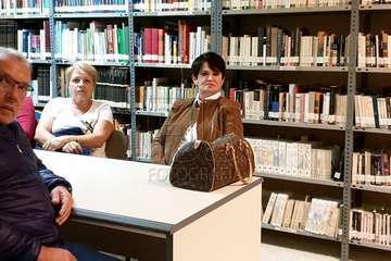 Isaac Mendizabal presenta su investigación sobre el barrio en el Centro Cívico de Jinámar (Foto Francisco Javier Santana)