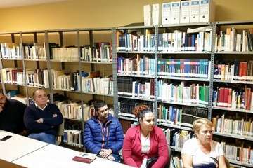 Isaac Mendizabal presenta su investigación sobre el barrio en el Centro Cívico de Jinámar (Foto Francisco Javier Santana)