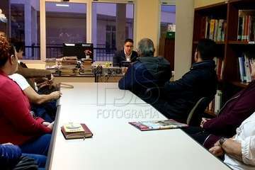 Isaac Mendizabal presenta su investigación sobre el barrio en el Centro Cívico de Jinámar (Foto Francisco Javier Santana)