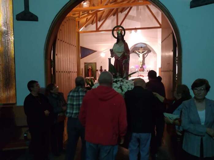 El trono de la santa, en la puerta del templo, esta tarde-noche en Caserones Bajos (Foto TA)