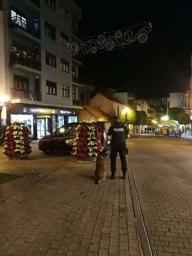 Efectivos de la Policía Canaria, esta tarde-noche en Los Llanos de Telde (Foto TA)