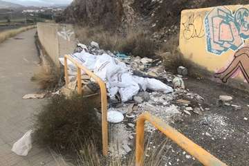 Estado de total abandono de la calle que une Eucaliptos II con la zona industrial Ajimar, en el Valle de Jinámar (Foto TA)