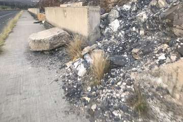 Estado de total abandono de la calle que une Eucaliptos II con la zona industrial Ajimar, en el Valle de Jinámar (Foto TA)