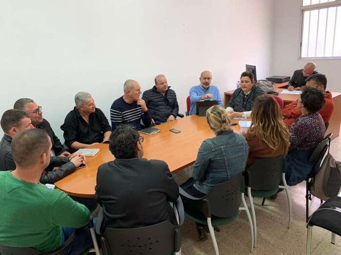 La concejala de Recursos Humanos y Economía y Hacienda, haciendo partícipes a los representantes sindicales del nuevo presupuesto (Foto TA)