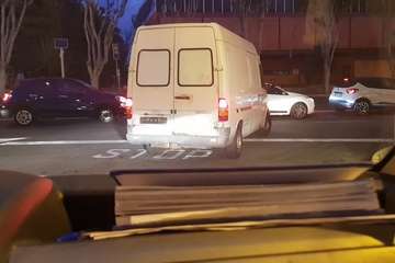 Vehículo sin placa de matrícula por el centro de Telde (Foto TA)