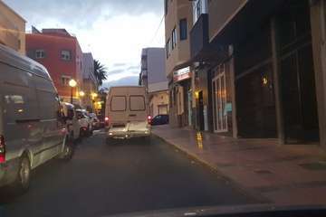 Vehículo sin placa de matrícula por el centro de Telde (Foto TA)