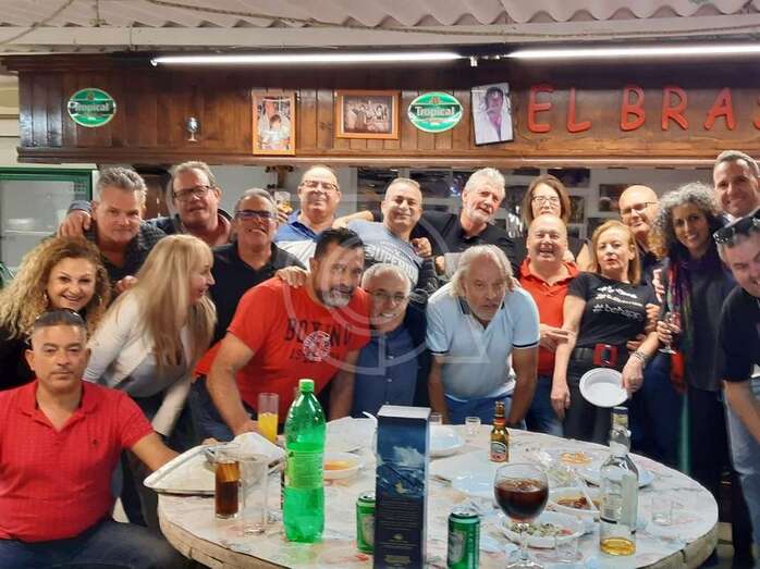 Foto de familia de los asistentes al almuerzo navideño (Foto TA)