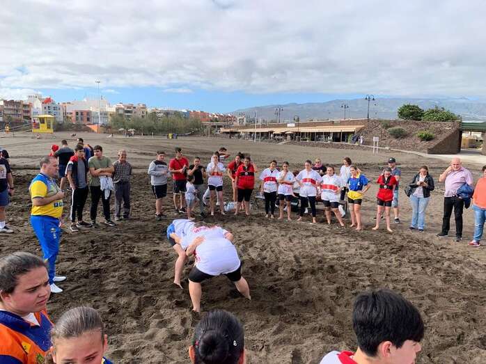Momento del primer encuentro de la temporada de las Escuelas de Lucha Canaria de Gran Canaria (Foto TA)