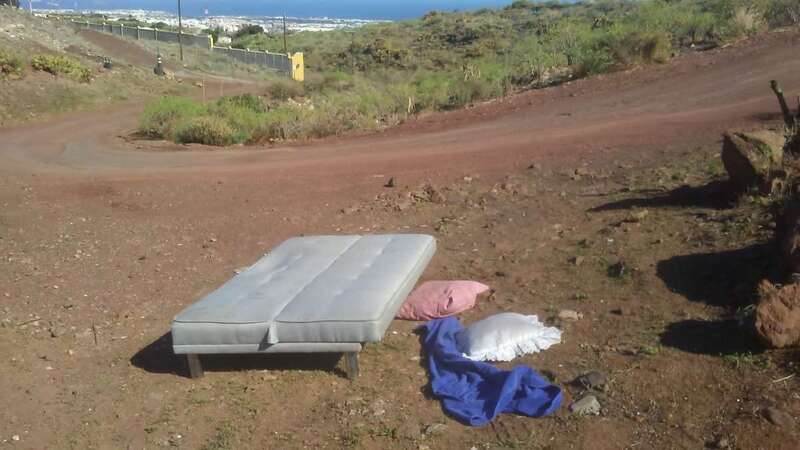 Cama depositada en Lomo Calasio al lado del camino (Foto TA)