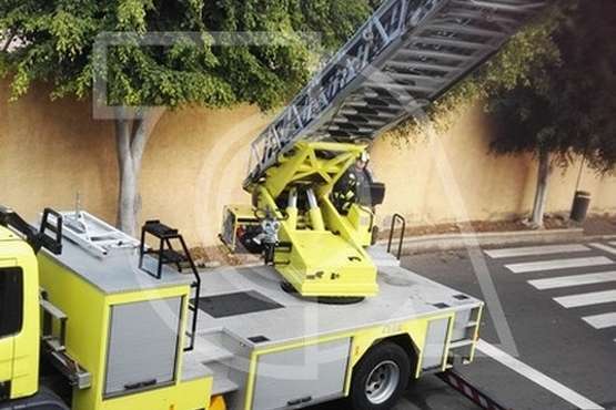 Los bomberos intervienen en La Herradura ante la caída de cascotes en un inmueble (Foto TA)