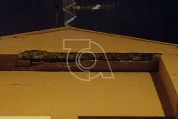 Los bomberos intervienen en La Herradura ante la caída de cascotes en un inmueble (Foto TA)