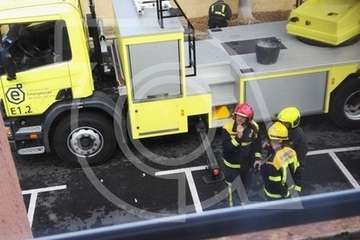 Los bomberos intervienen en La Herradura ante la caída de cascotes en un inmueble (Foto TA)