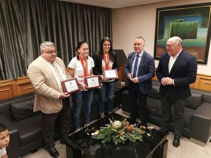 El presidente del Gobierno, Ángel Víctor Torres, recibió a las dos mundialistas (Foto TA)