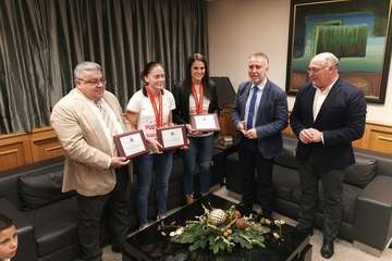 Torres felicita a las mundialistas de plata Navarro y Rodríguez (Foto TA)