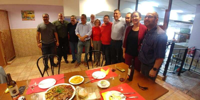 El personal de Festejos y Mercado con el edil responsable del área, Servando González (Foto TA)