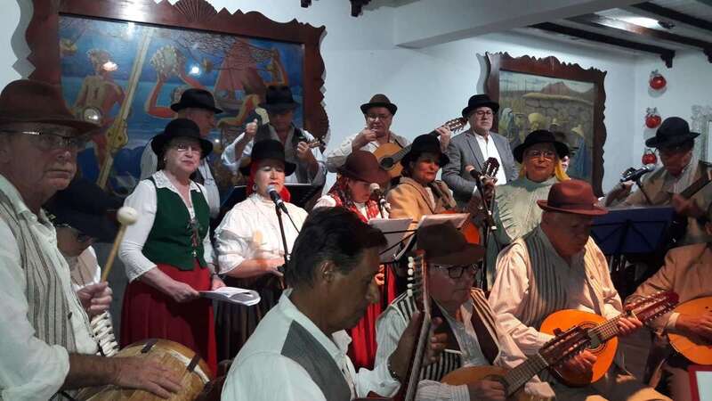 Momento de la actuación del grupo Arnao, anoche en El Casino (Foto TA)
