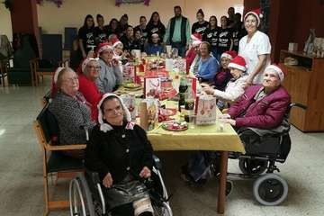  El Rocasa comparte un rato navideño con los usuarios de Taliarte (Foto TA)