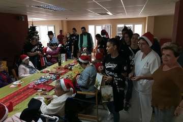  El Rocasa comparte un rato navideño con los usuarios de Taliarte (Foto TA)