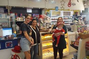 Rosa Delia Ramos, ganadora de la cesta de Navidad de Estación Cepsa San Juan (Foto TA)